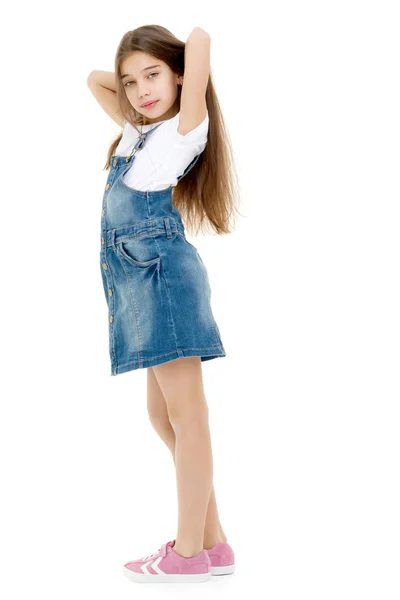 Uma menina corrige o cabelo . — Fotografia de Stock