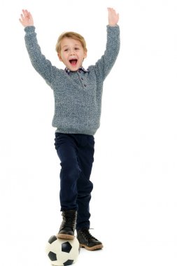 Küçük çocuk bir futbol topuyla oynuyor.