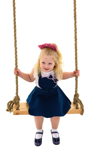 Маленькая девочка качается на качелях — стоковое фото