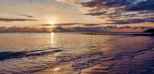 Sunrise on the tropical sea. — Stock Photo, Image