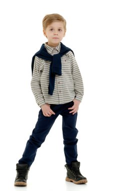 Küçük çocuk düşünüyor.