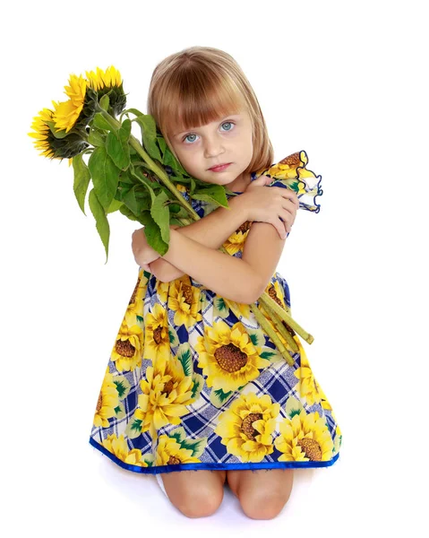 Menina com flores de girassol . — Fotografia de Stock