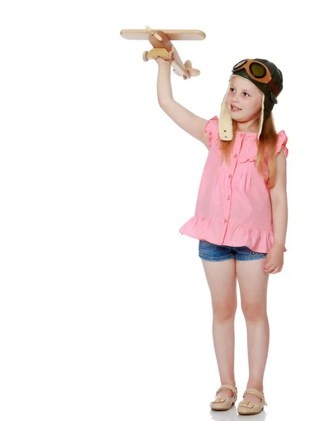 Маленькая девочка с самолетом в руке . — стоковое фото