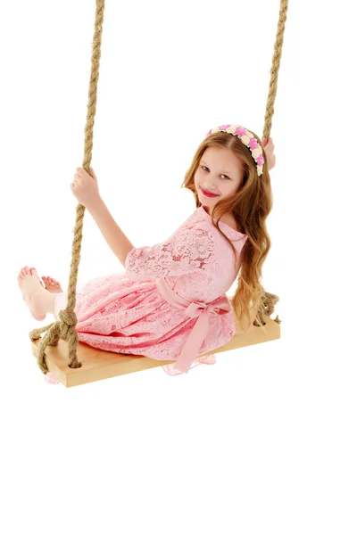 Klein meisje swingen op een swing — Stockfoto