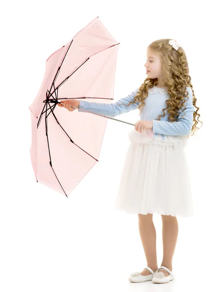 Kleines Mädchen unter einem Regenschirm. — Stockfoto