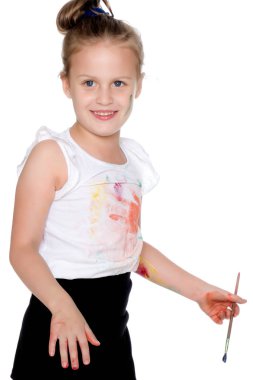 Küçük bir kız boyalar vücudunda çizer.