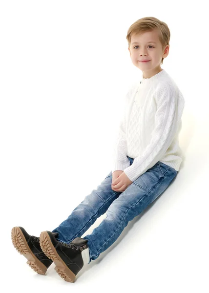 Kleiner Junge sitzt auf dem Boden — Stockfoto