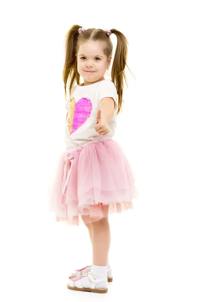 En liten flicka som håller tummen upp — Stockfoto
