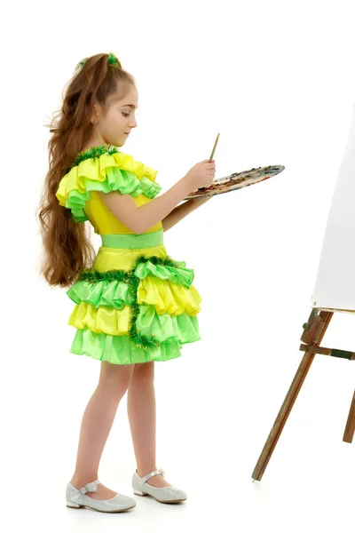 Menina com paleta e pincel aprendendo a desenhar . — Fotografia de Stock