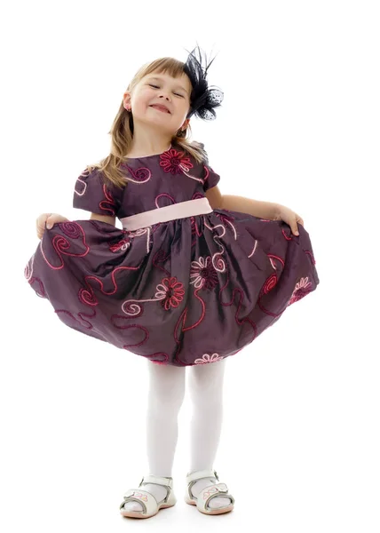 Веселая маленькая девочка танцует . — стоковое фото