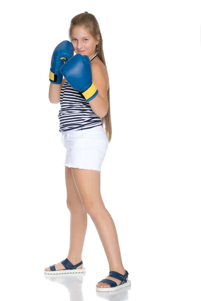 Adolescente chica en guantes de boxeo . — Foto de Stock