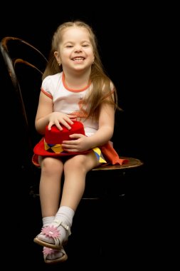 Siyah arka planda küçük bir kız