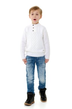 Küçük çocuk ağzını açtı.