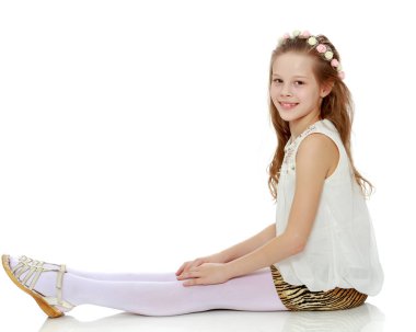 küçük kız dizlerinin sarılma.