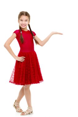 Küçük kız bir parmak gösterilen