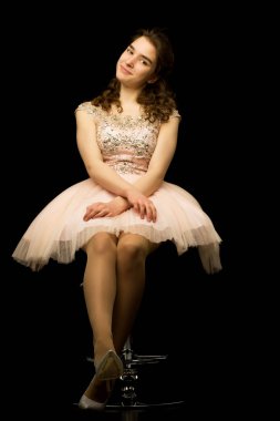 Siyah arka planda şık bir genç kız stüdyo fotoğrafı..