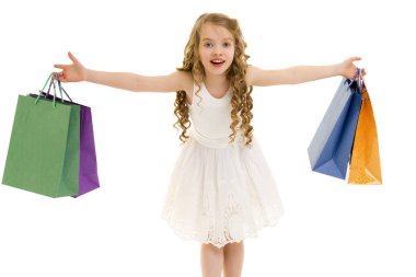 Ellerinde renkli çantaları olan küçük bir kız..