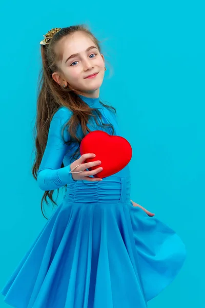 Una niñita sostiene un corazón . — Foto de Stock