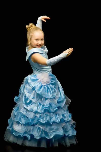 Uma menina em um vestido longo e elegante de uma princesa em um preto — Fotografia de Stock