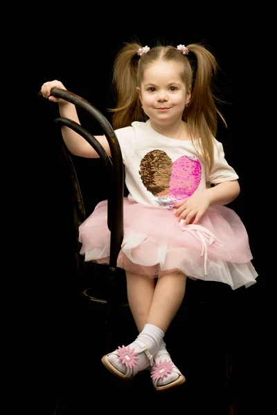 Malá dívka na černém pozadí — Stock fotografie