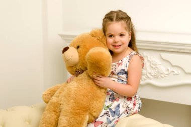 Kanepede kucak kucak açan küçük kız..