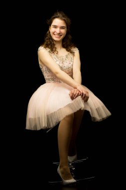 Siyah arka planda şık bir genç kız stüdyo fotoğrafı..