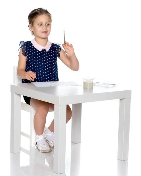 Una niña pinta con pintura y pincel . — Foto de Stock