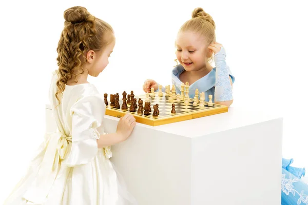 Małe dziewczynki grają w szachy. — Zdjęcie stockowe