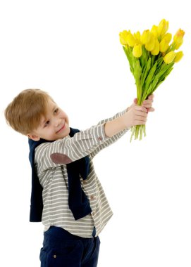 Bir buket çiçek Lale ile küçük çocuk.