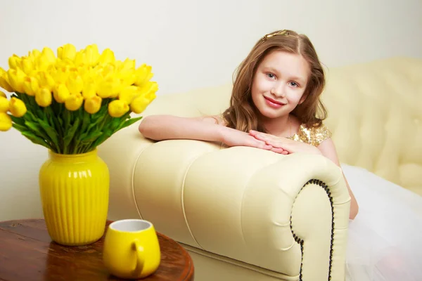 Linda menina da escola com cabelos longos e sedosos com um buquê de tulipas — Fotografia de Stock