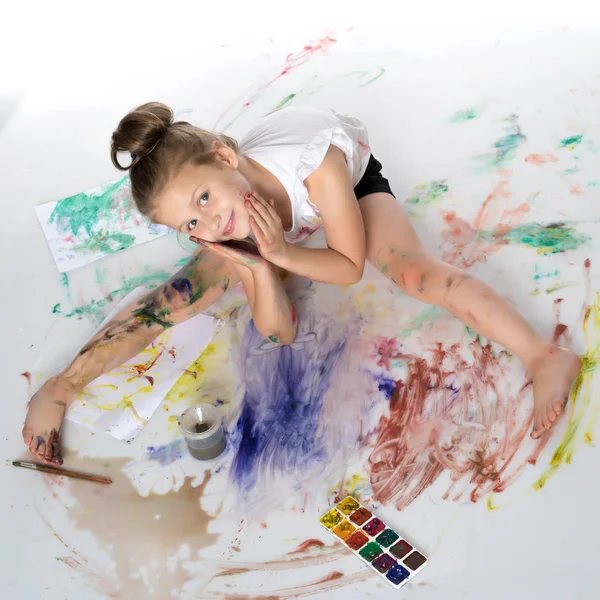 Egy kislány festékek, festék és ecset. — Stock Fotó