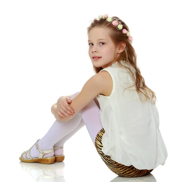 Kleines Mädchen umarmt ihre Knie. — Stockfoto
