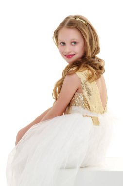 Stüdyoda poz veren küçük kız. Yakın plan..