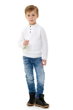 Küçük çocuk kaşlarını çattı.