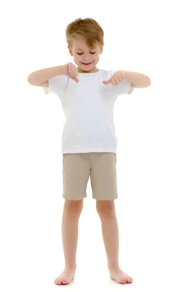 Маленький хлопчик у чистій білій футболці вказує пальцями на неї . — стокове фото