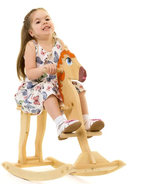 木製の馬を振る少女. — ストック写真