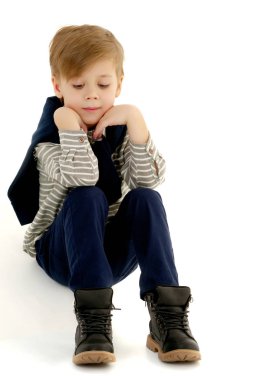 Küçük çocuk düşünüyor.