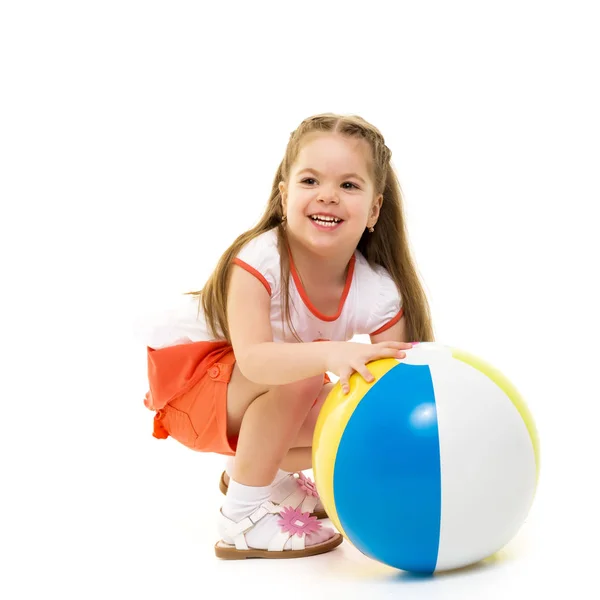 Kleines Mädchen spielt mit einem Ball — Stockfoto