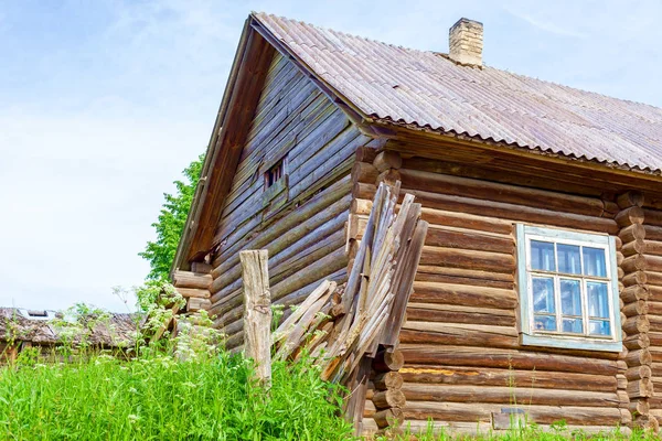 Altes Holzhaus zwischen dichten Bäumen. — Stockfoto