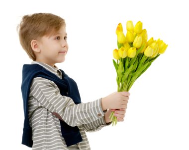 Bir buket çiçek Lale ile küçük çocuk.