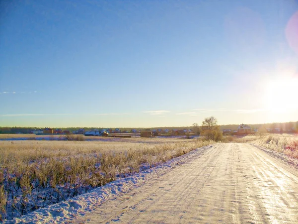 Estrada de inverno no início da manhã ensolarada nos subúrbios . — Fotografia de Stock