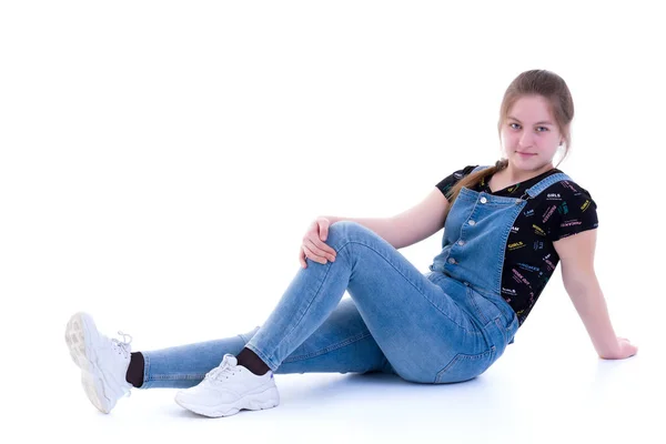 Дівчина-підліток сидить на підлозі . — стокове фото