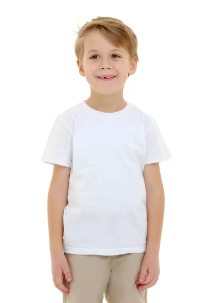 Emotionaler kleiner Junge im reinweißen T-Shirt. — Stockfoto