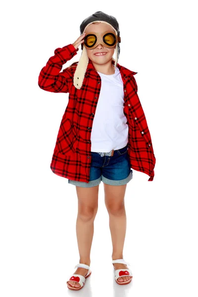 Petite fille avec un avion en bois à la main. — Photo