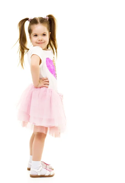 Ein fröhliches kleines Mädchen tanzt. — Stockfoto