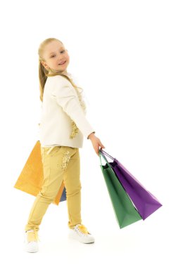 Ellerinde renkli çantaları olan küçük bir kız..