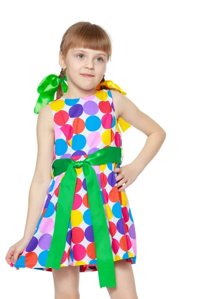 Una bambina in un vestito con un modello da circo multicolore — Foto Stock