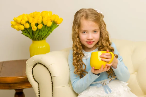 Girl schoolgirl with a mug in her hands. — Stock Photo, Image