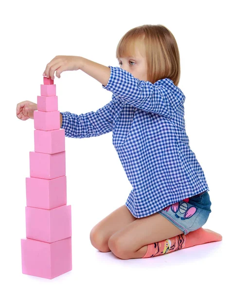 En liten flicka i Montessori på dagis leker med en PI — Stockfoto