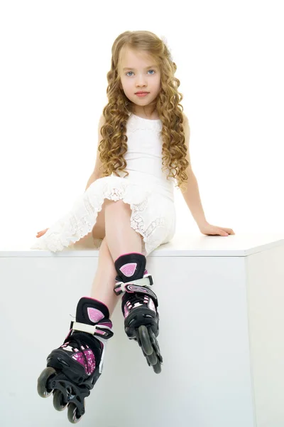 Klein meisje op rolschaatsen. — Stockfoto